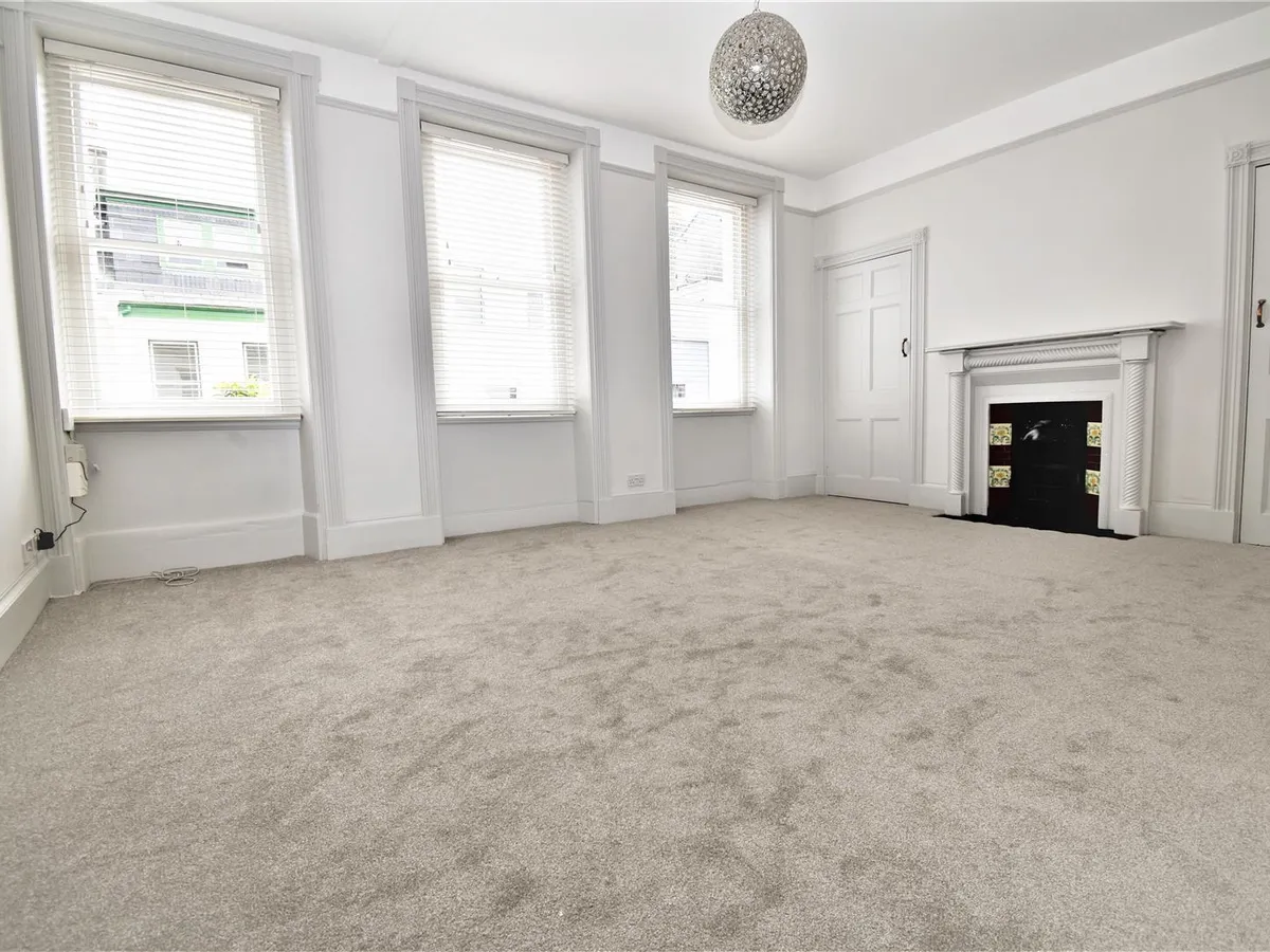 New street st helier 34592386 dsc 0556 e