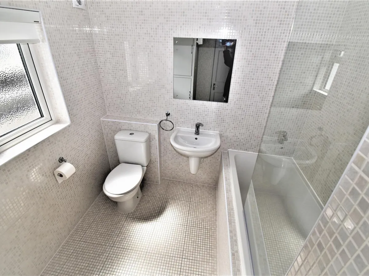 New street st helier 34592386 dsc 0547 e