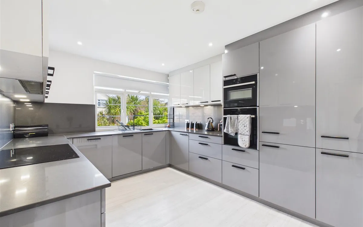 Palace drive st saviour 34599068 cam05512 g0 pr0046 still009