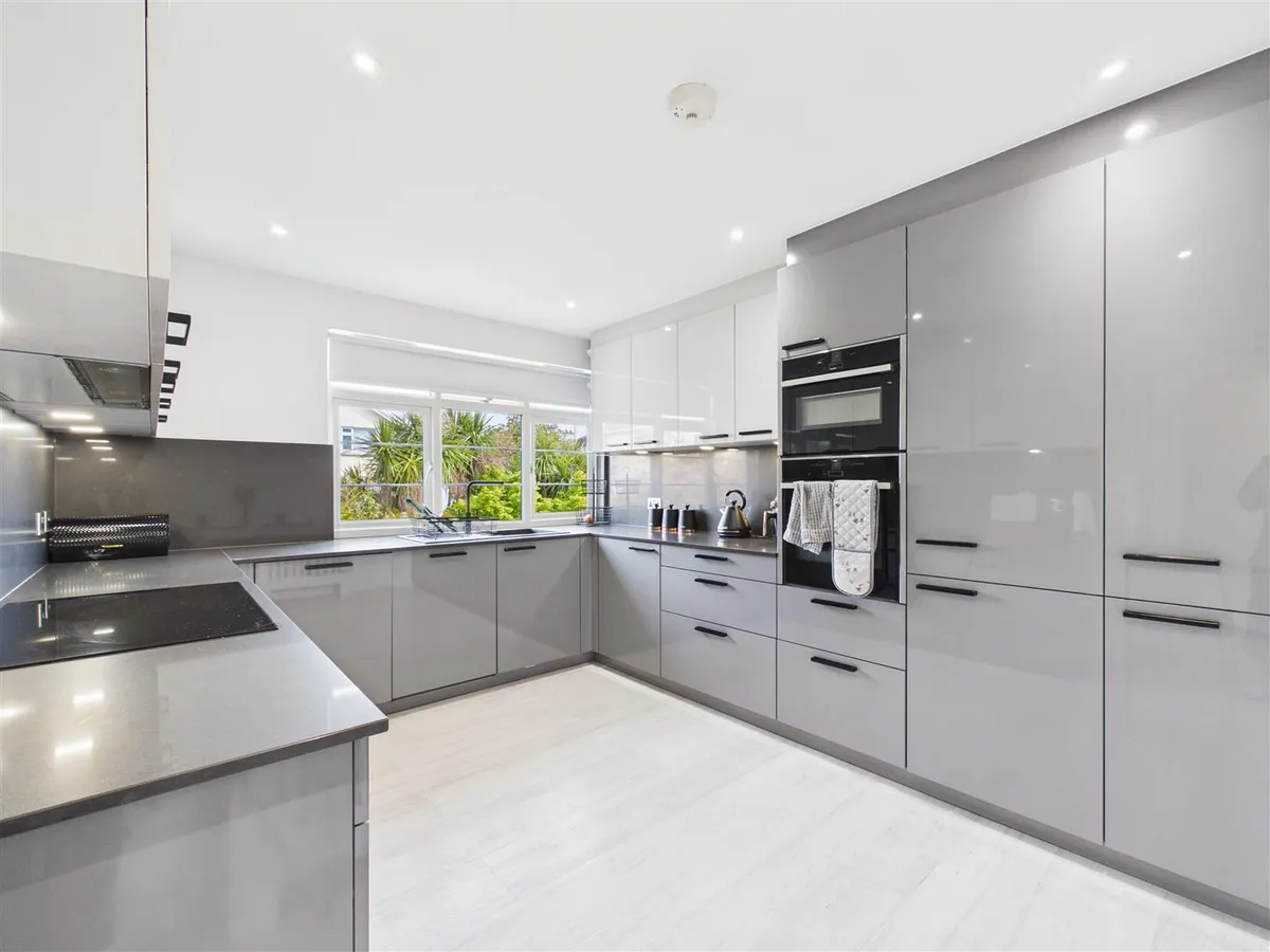 Palace drive st saviour 34599068 cam05512 g0 pr0046 still009