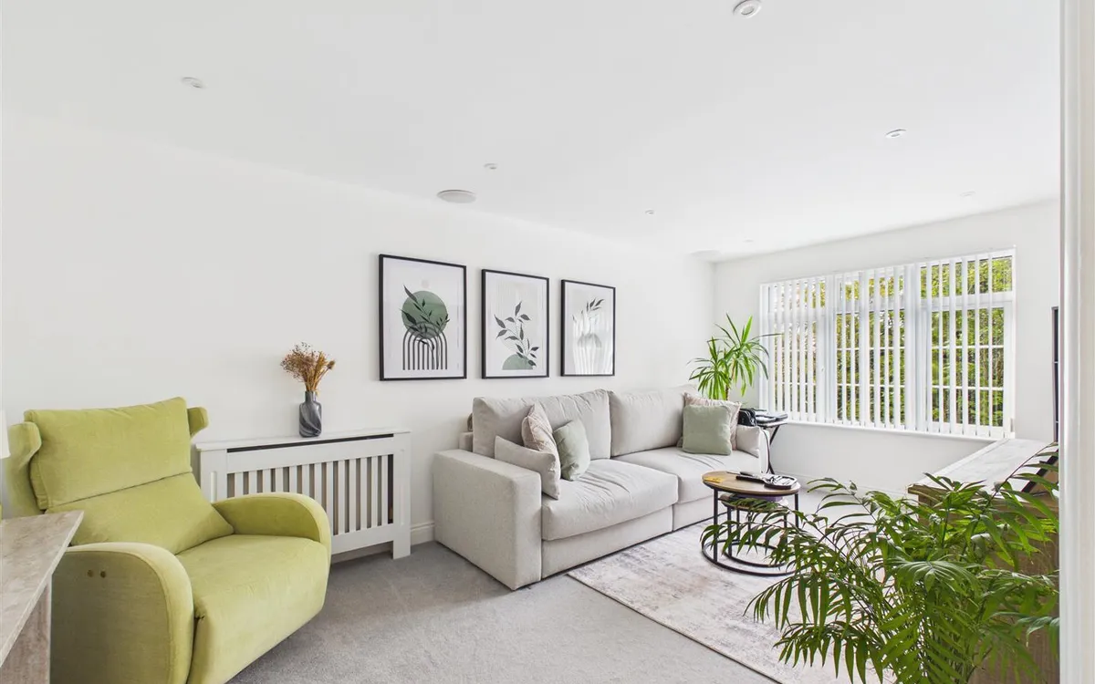 Palace drive st saviour 34599068 cam05512 g0 pr0046 still005