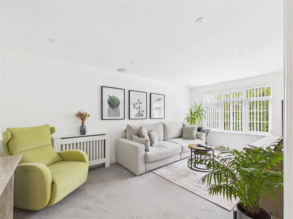 Palace drive st saviour 34599068 cam05512 g0 pr0046 still005