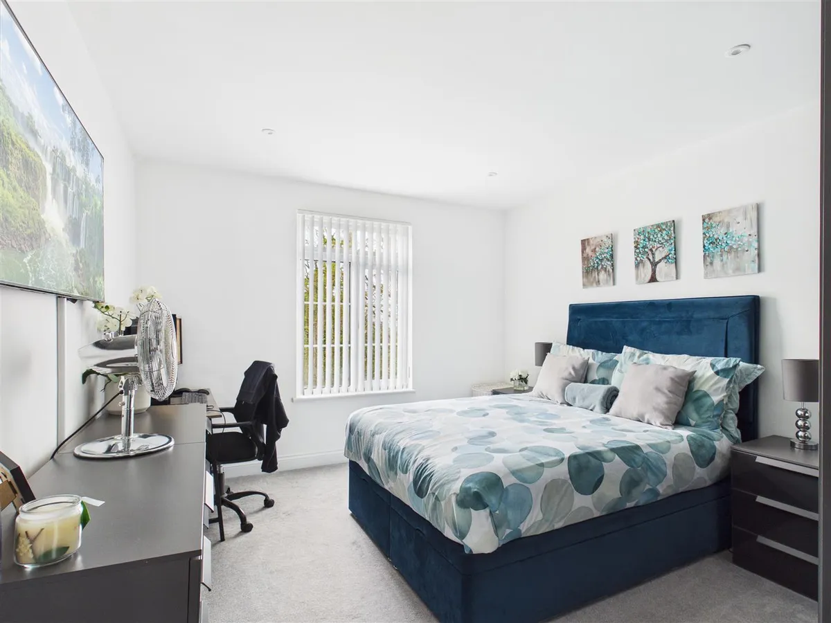 Palace drive st saviour 34599068 cam05512 g0 pr0046 still001