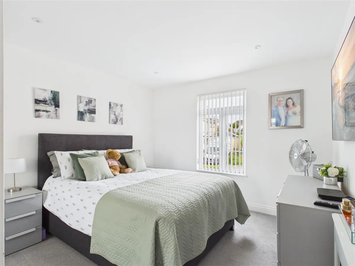 Palace drive st saviour 34599068 cam05512 g0 pr0046 still002