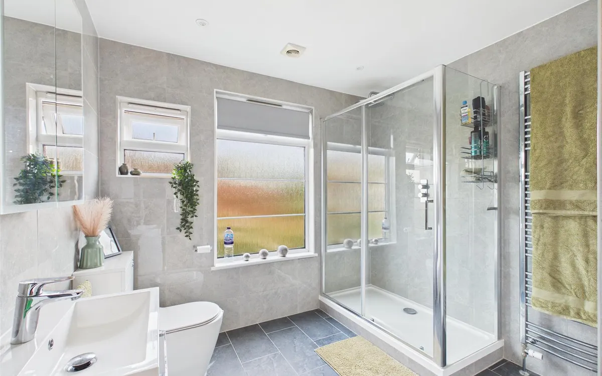 Palace drive st saviour 34599068 cam05512 g0 pr0046 still004