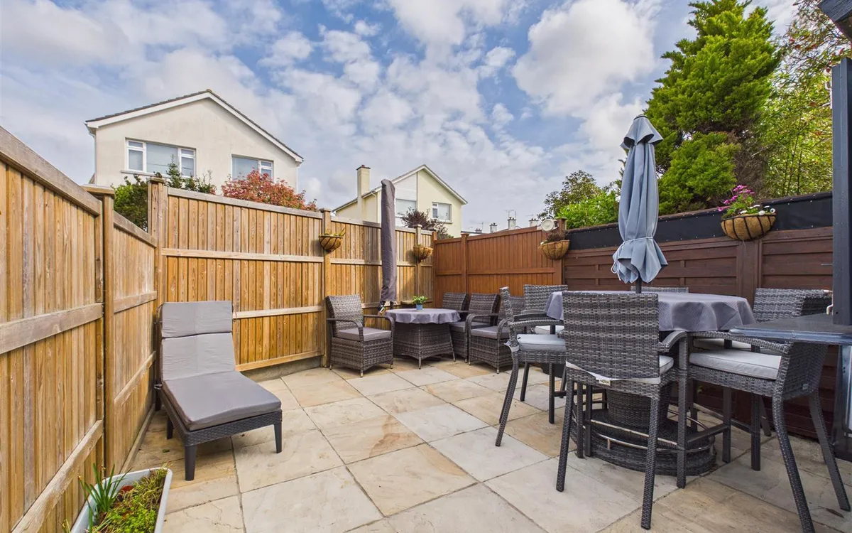 Palace drive st saviour 34599068 cam05512 g0 pr0046 still010