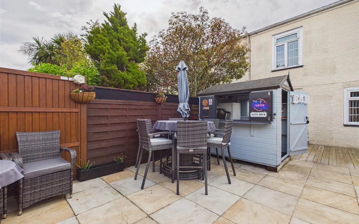 Palace drive st saviour 34599068 cam05512 g0 pr0046 still011