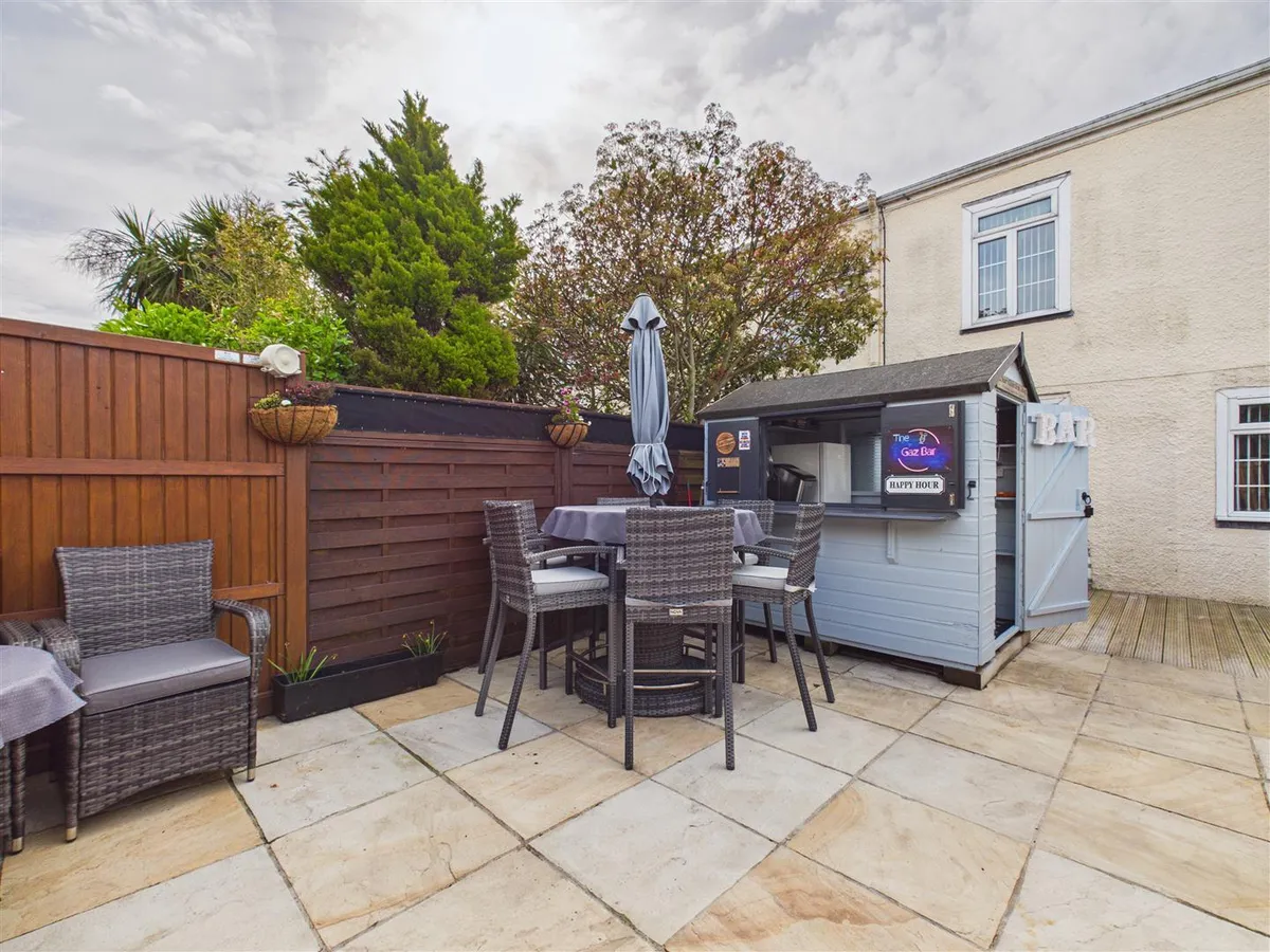 Palace drive st saviour 34599068 cam05512 g0 pr0046 still011