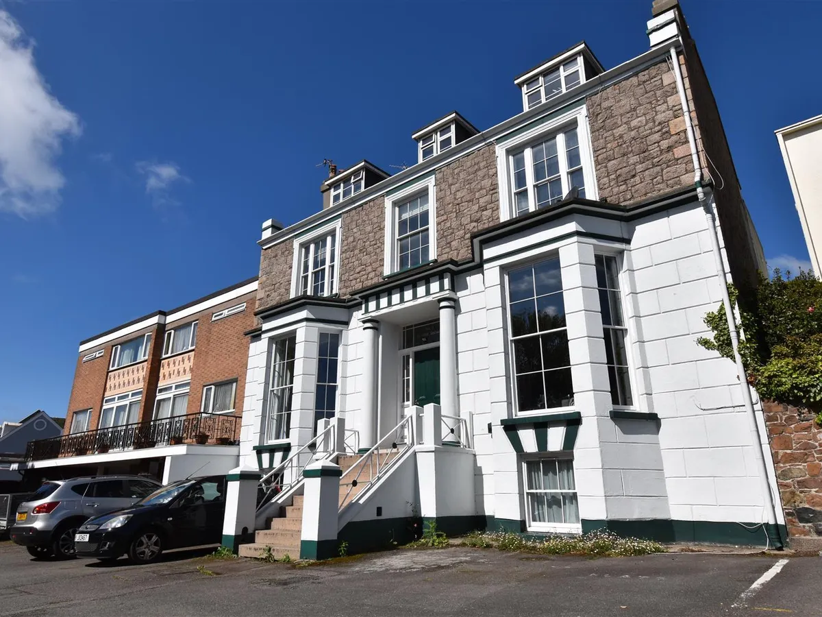 Rouge bouillon st helier 34603077 dsc 0827