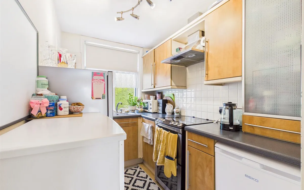 Regent road 34608627 cam05512 g0 pr0047 still009