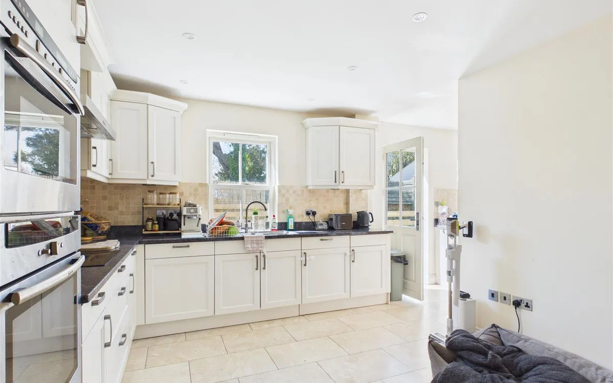 La rue du pontlietaut st clement 34612407 cam05512 g0 pr0048 still001