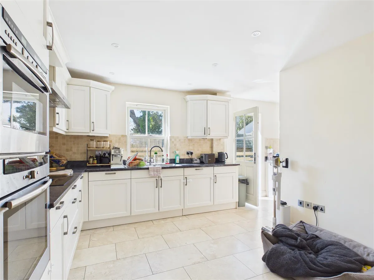 La rue du pontlietaut st clement 34612407 cam05512 g0 pr0048 still001