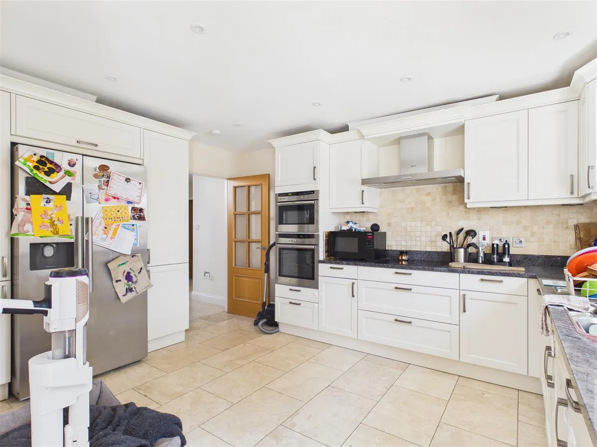 La rue du pontlietaut st clement 34612407 cam05512 g0 pr0048 still002