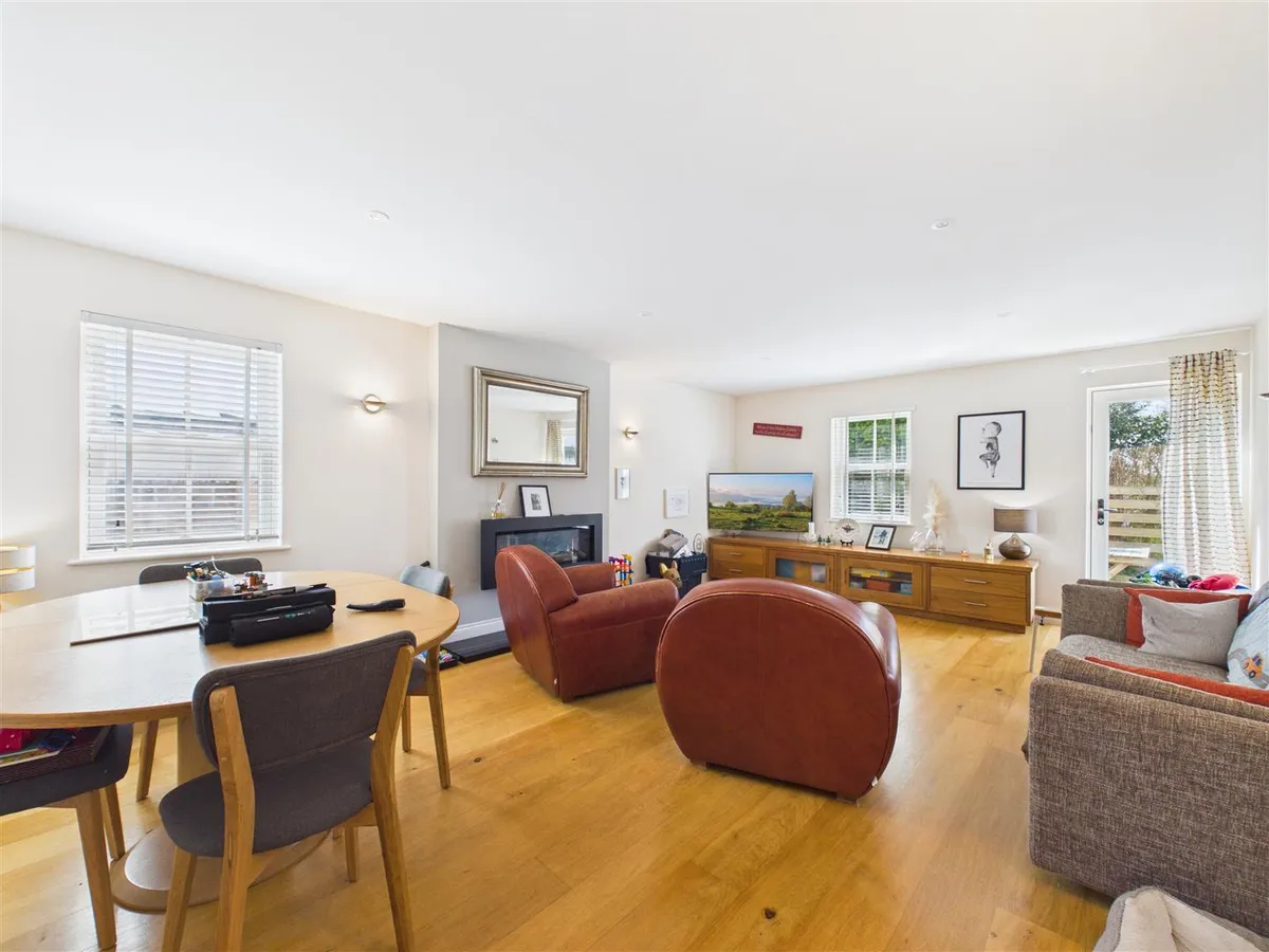 La rue du pontlietaut st clement 34612407 cam05512 g0 pr0048 still002