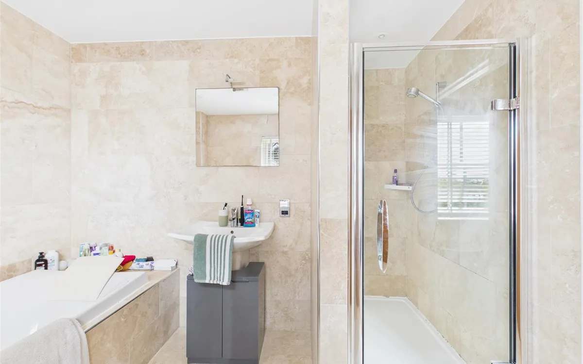 La rue du pontlietaut st clement 34612407 cam05512 g0 pr0048 still009