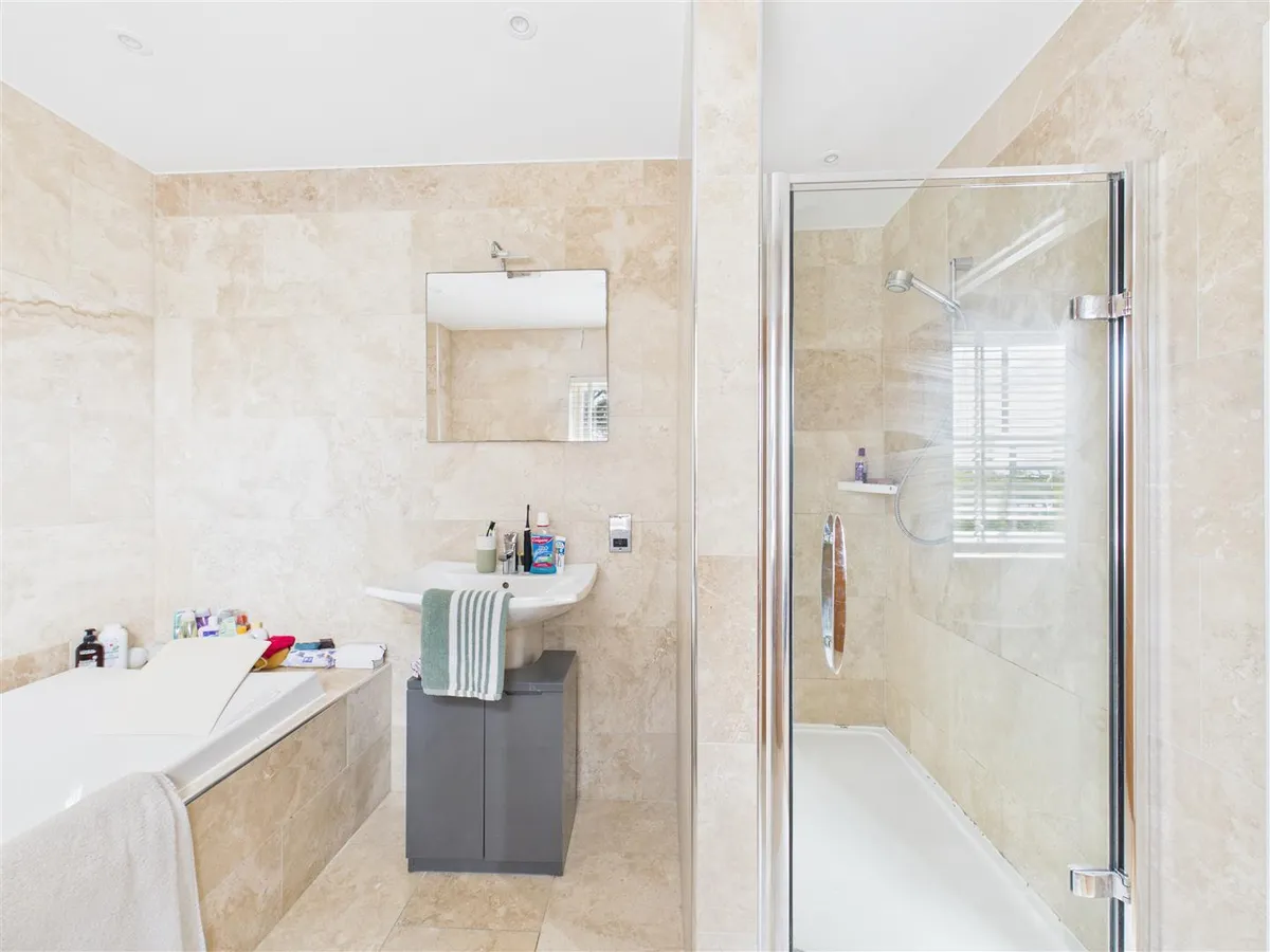 La rue du pontlietaut st clement 34612407 cam05512 g0 pr0048 still009