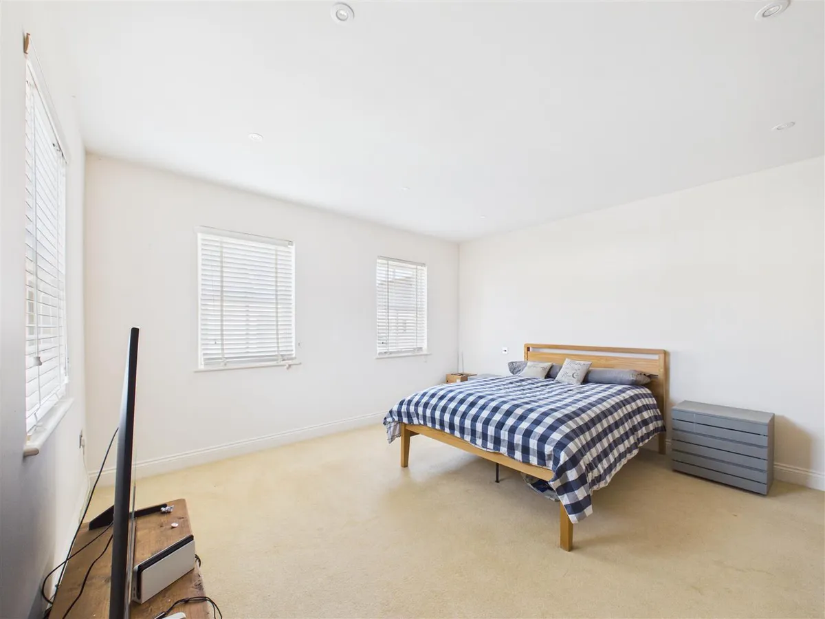 La rue du pontlietaut st clement 34612407 cam05512 g0 pr0048 still016