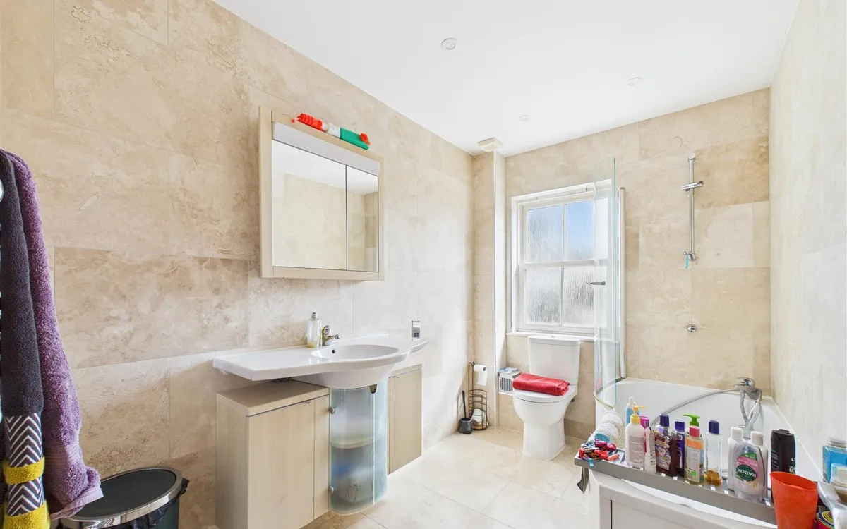 La rue du pontlietaut st clement 34612407 cam05512 g0 pr0048 still013