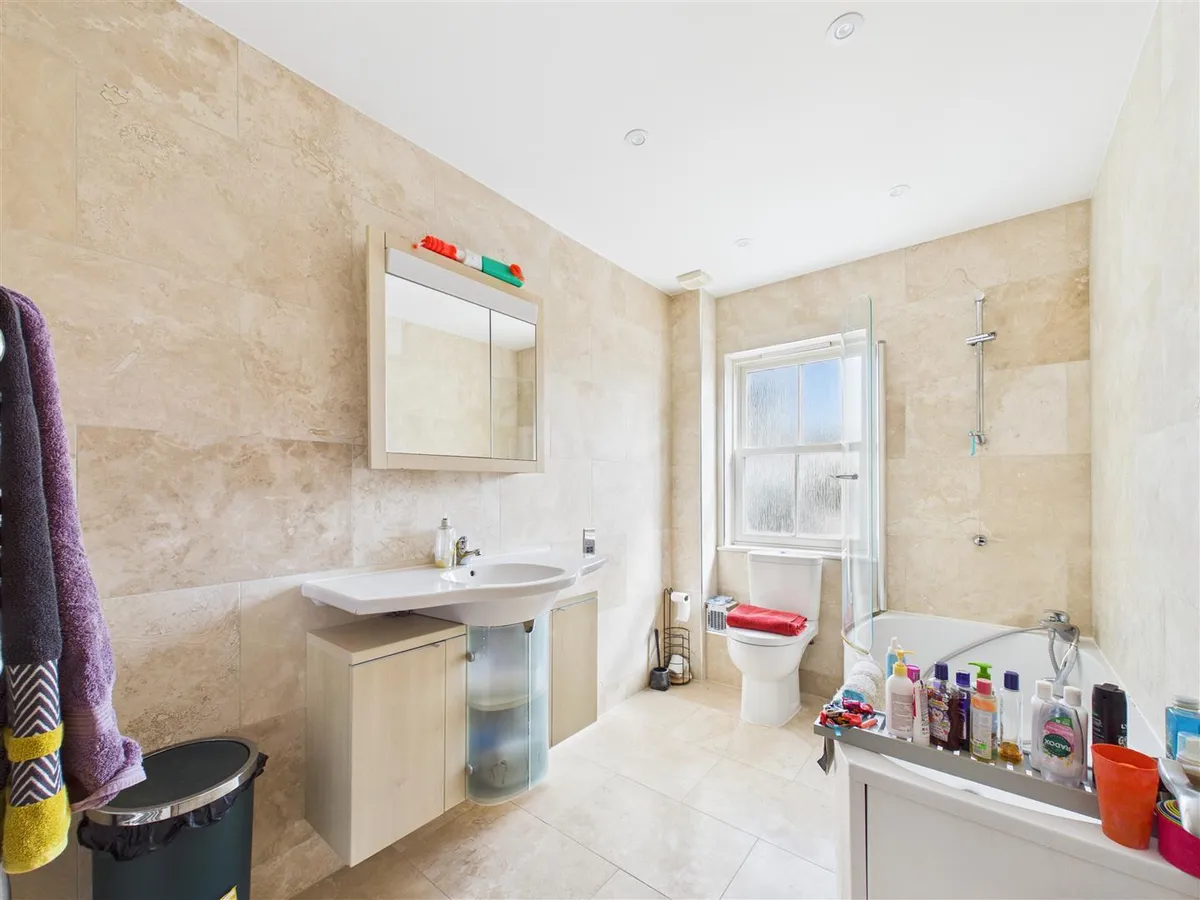 La rue du pontlietaut st clement 34612407 cam05512 g0 pr0048 still013