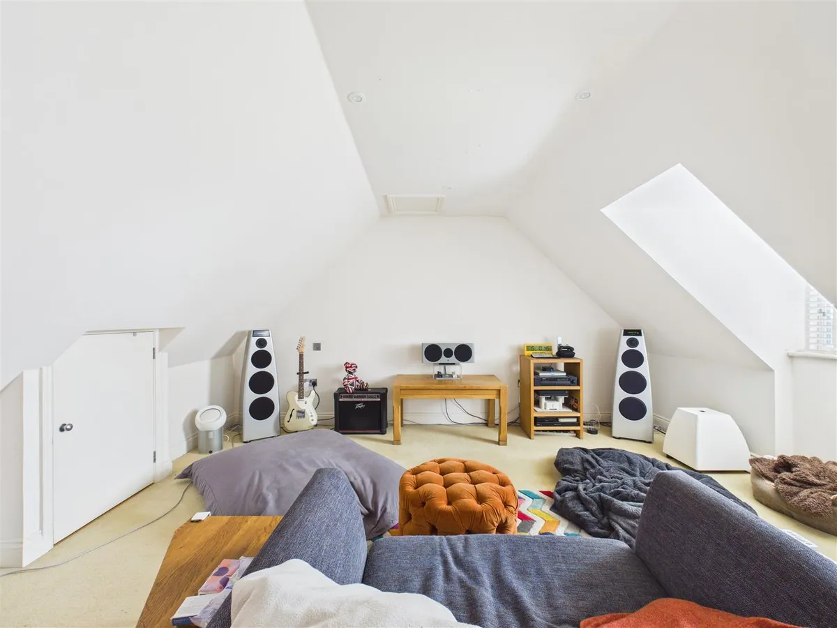 La rue du pontlietaut st clement 34612407 cam05512 g0 pr0048 still019