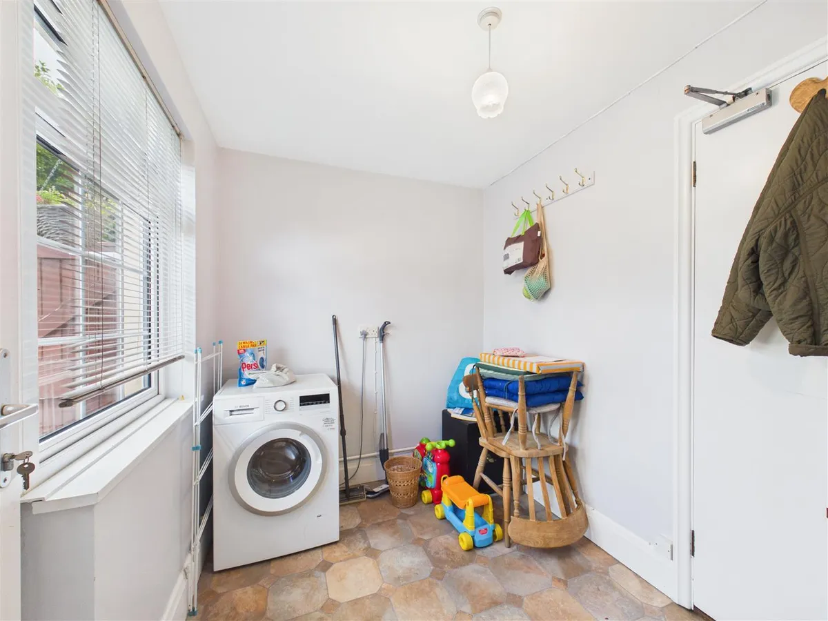 La rue du hocq st clement 34948075 cam05512 g0 pr0071 still011