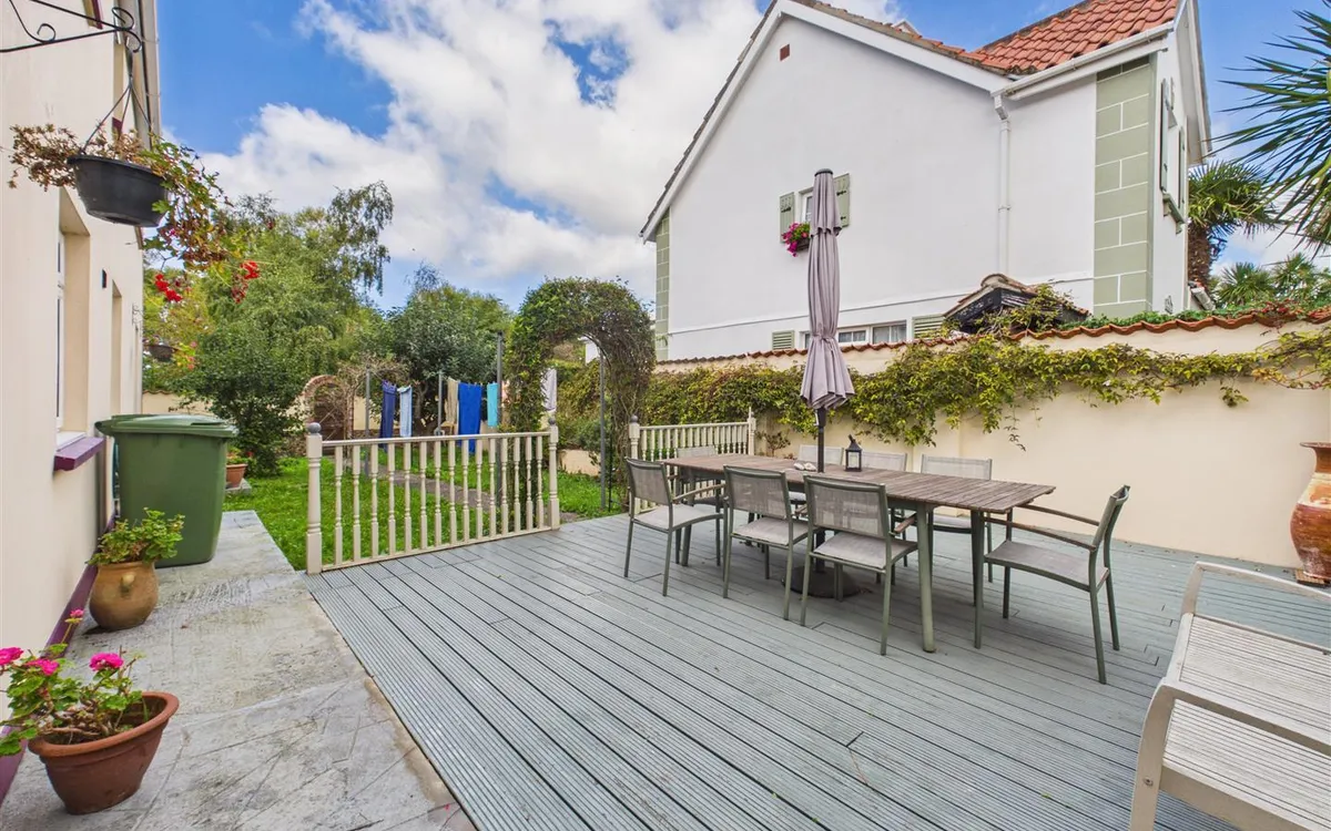 La rue du hocq st clement 34948075 cam05512 g0 pr0071 still014