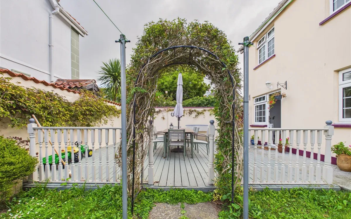 La rue du hocq st clement 34948075 cam05512 g0 pr0071 still017