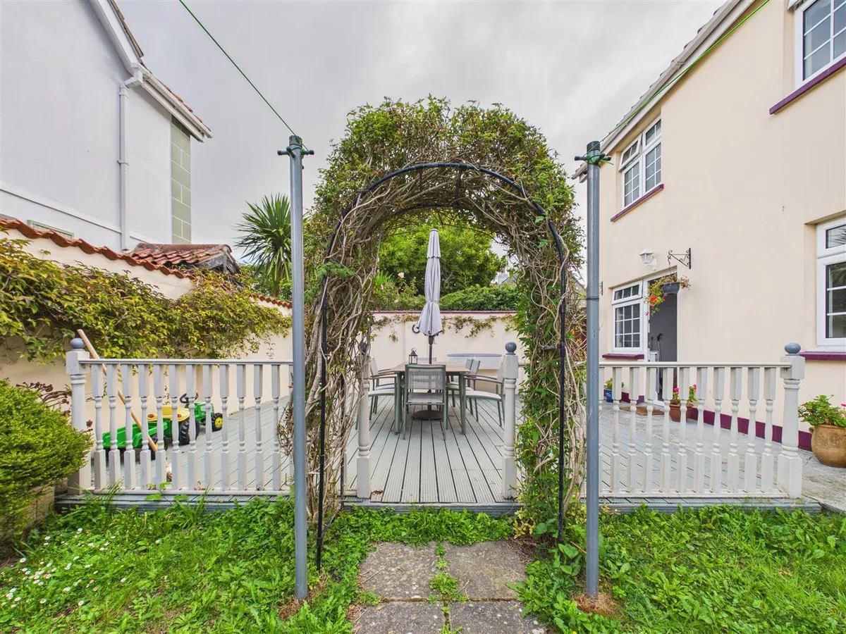 La rue du hocq st clement 34948075 cam05512 g0 pr0071 still017