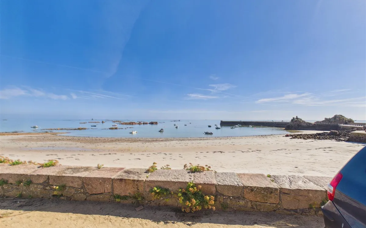 La grande route des sablons grouville 34948631 cam05512 g0 pr0072 still021