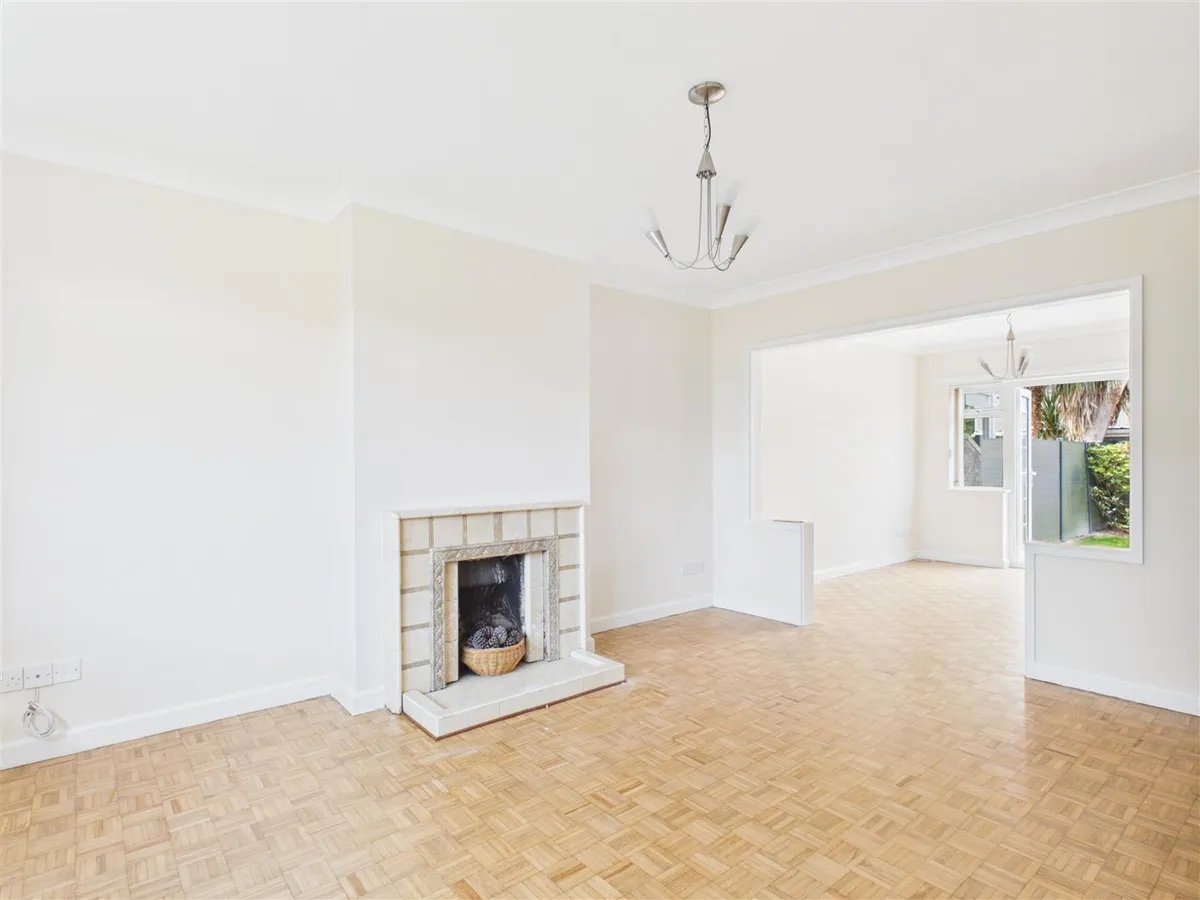 Bagatelle road st saviour 34924485 cam05512 g0 pr0074 still012