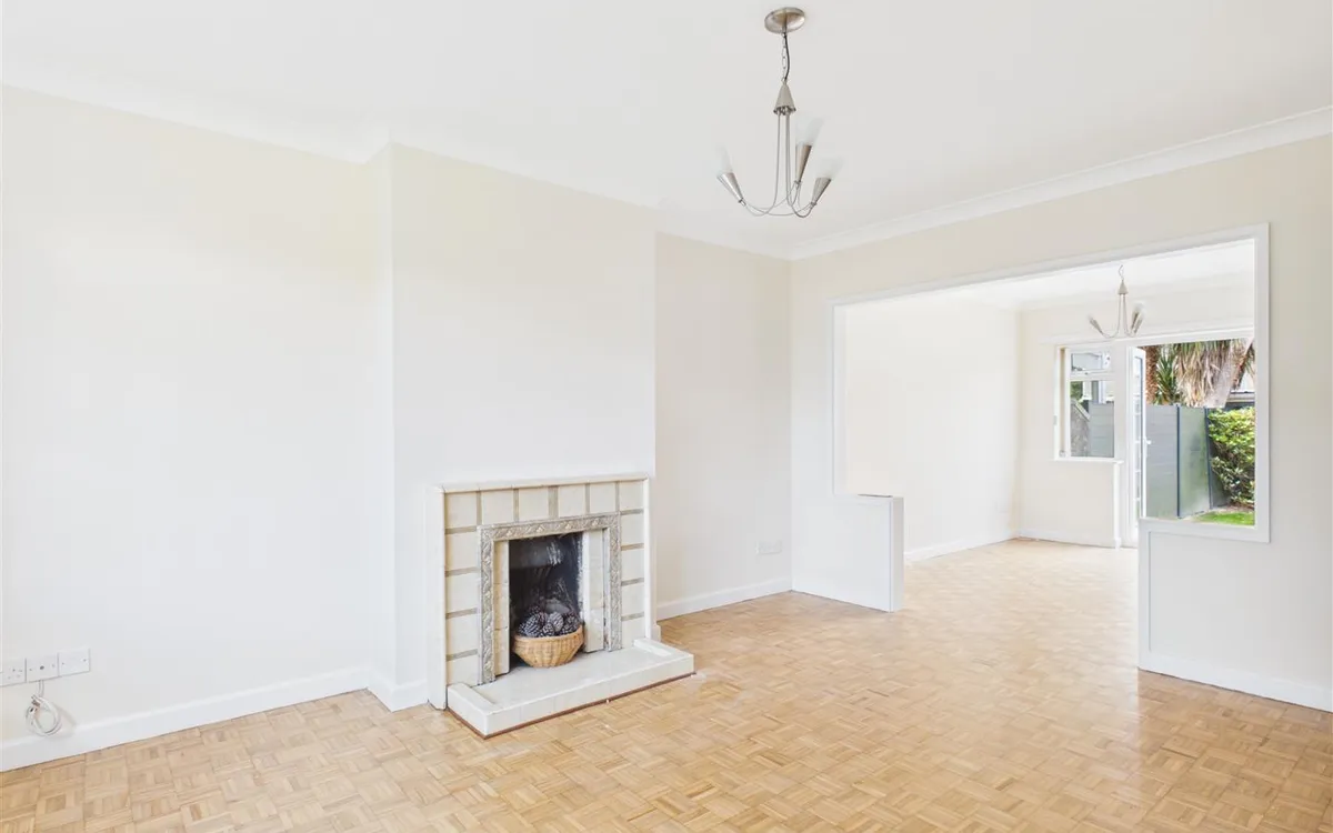 Bagatelle road st saviour 34924485 cam05512 g0 pr0074 still002