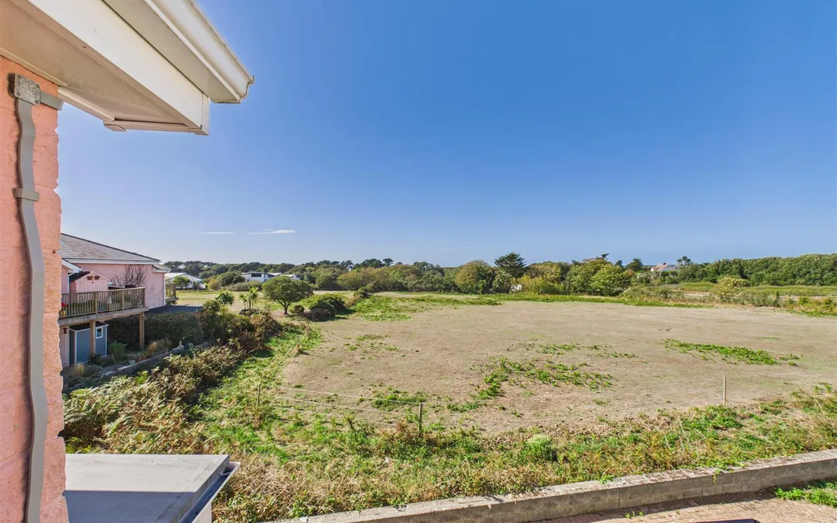 La rue voisin st brelade 34968257 cam05512 g0 pr0075 still010