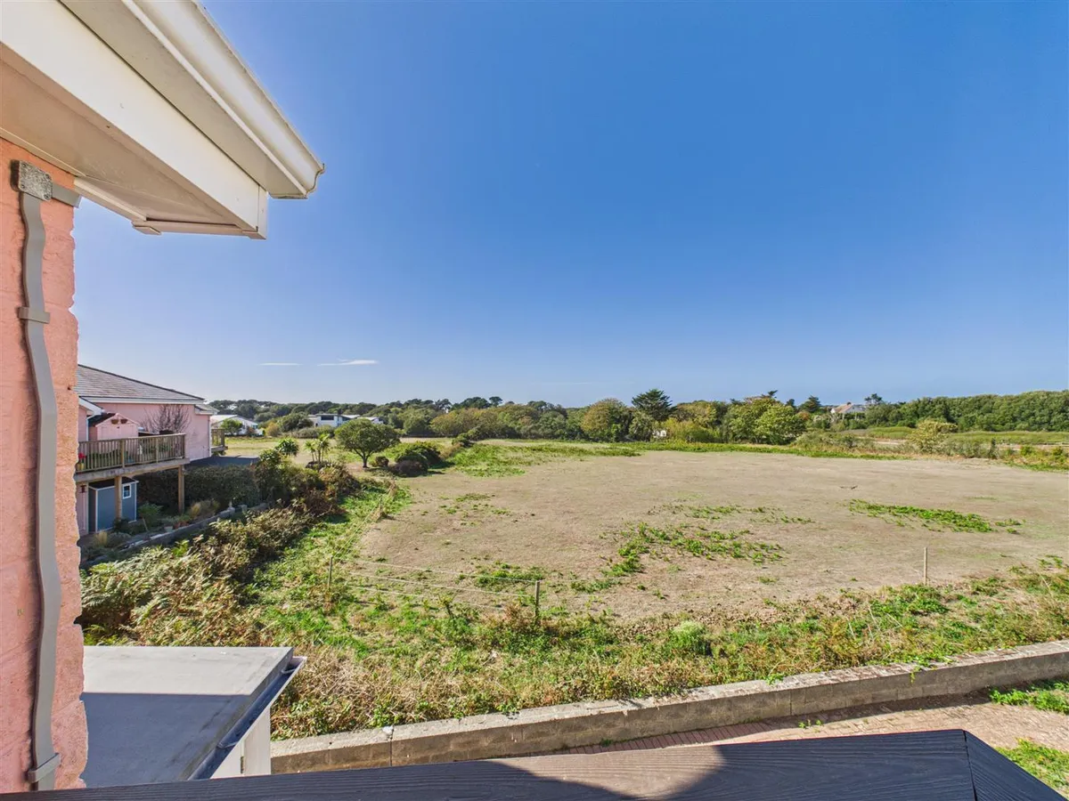 La rue voisin st brelade 34968257 cam05512 g0 pr0075 still010
