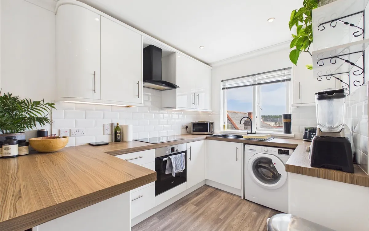 Victoria road st saviour 34640981 cam05512 g0 pr0050 still009