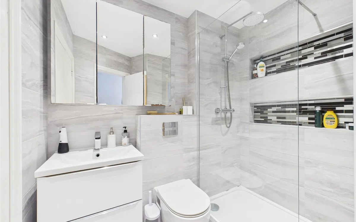 Victoria road st saviour 34640981 cam05512 g0 pr0050 still001