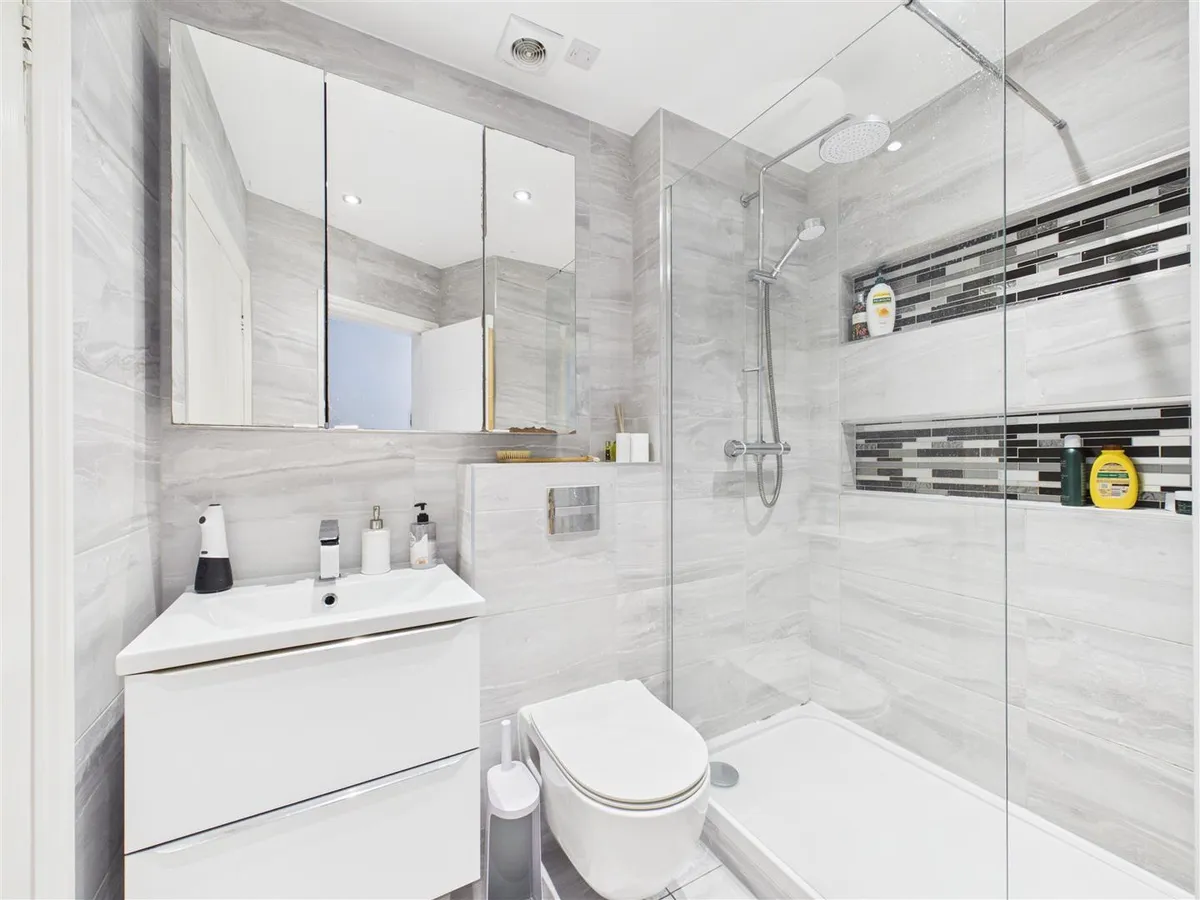 Victoria road st saviour 34640981 cam05512 g0 pr0050 still001