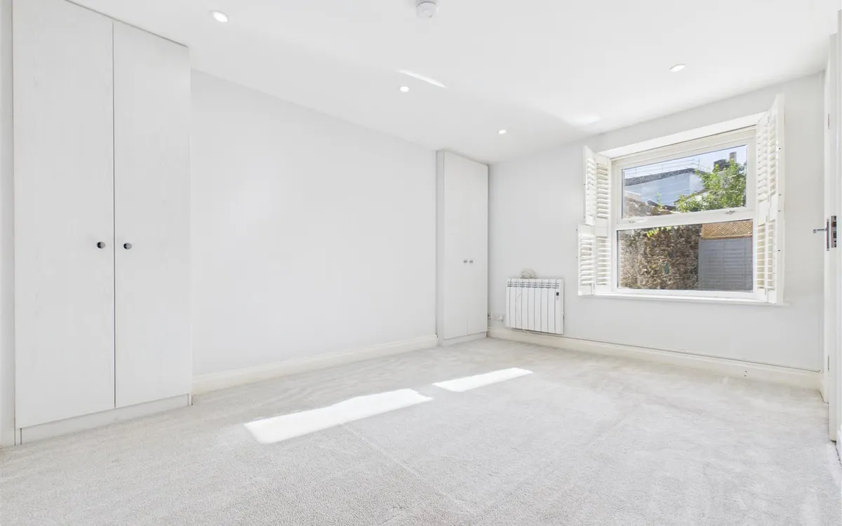Simon place st helier 35011427 cam05512 g0 pr0086 still004