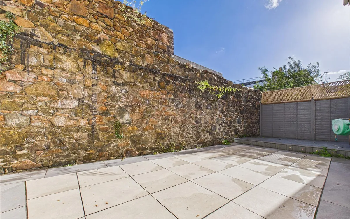 Simon place st helier 35011427 cam05512 g0 pr0086 still005