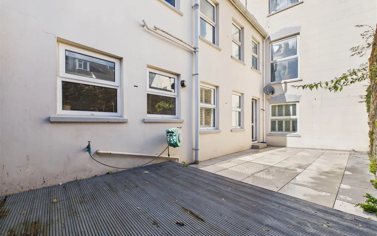 Simon place st helier 35011427 cam05512 g0 pr0086 still006