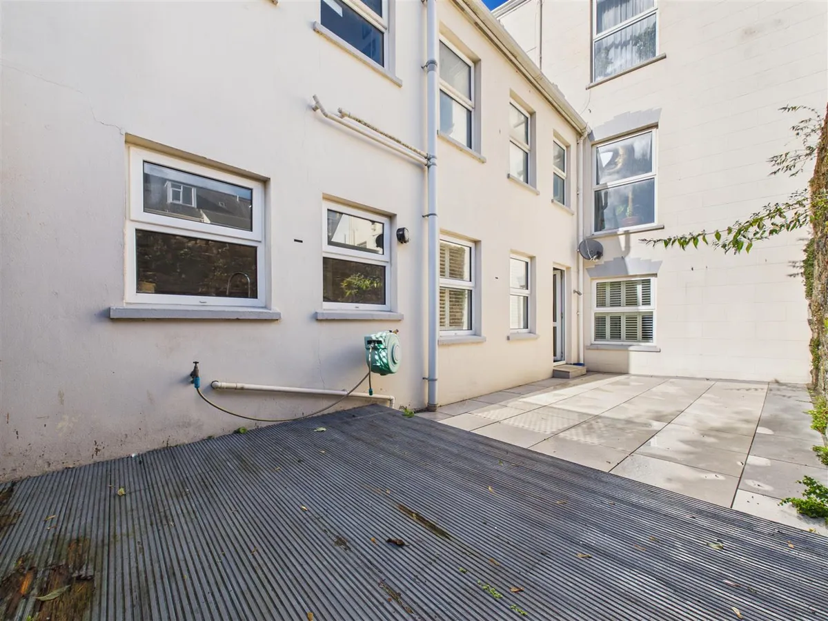 Simon place st helier 35011427 cam05512 g0 pr0086 still006
