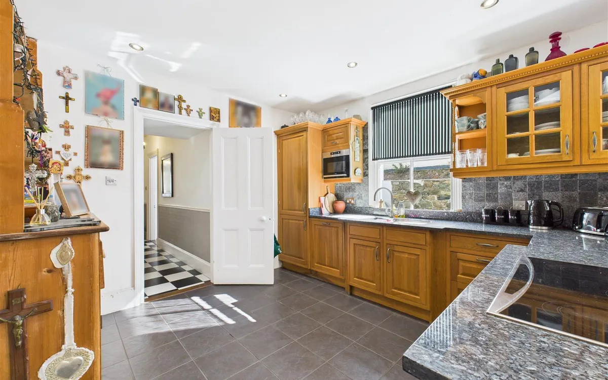 Beach road st saviour 34204610 cam05512 g0 pr0021 still020