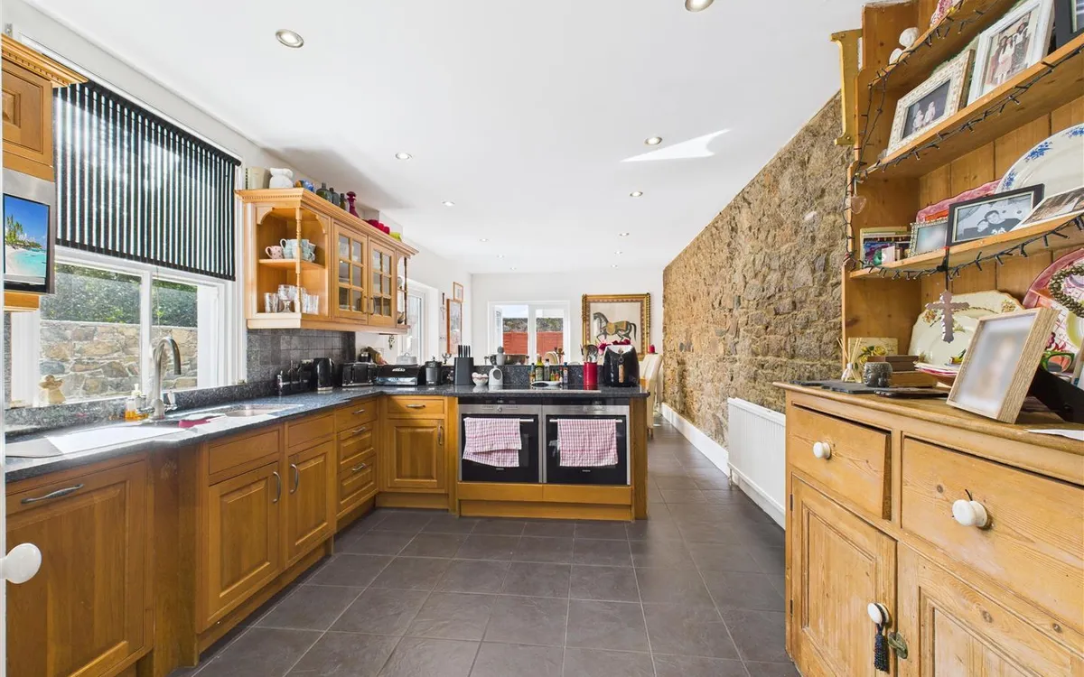 Beach road st saviour 34204610 cam05512 g0 pr0021 still021