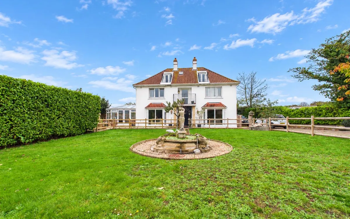 Le vieux beaumont st peter 35021781 sunny suburban home and garden