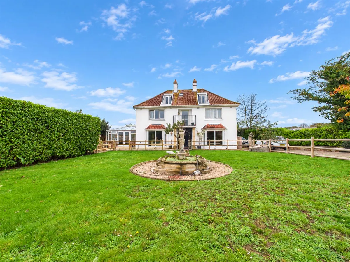 Le vieux beaumont st peter 35021781 sunny suburban home and garden