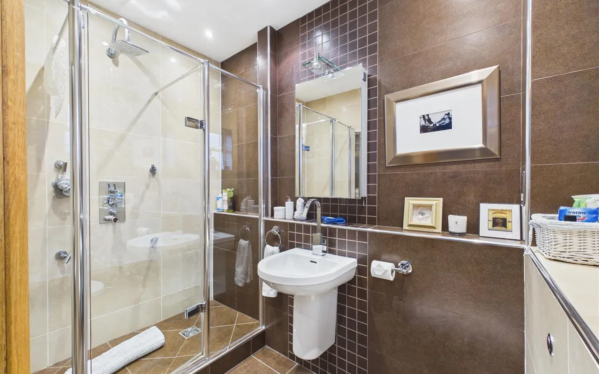Le vieux beaumont st peter 35021781 cam05512 g0 pr0087 still031