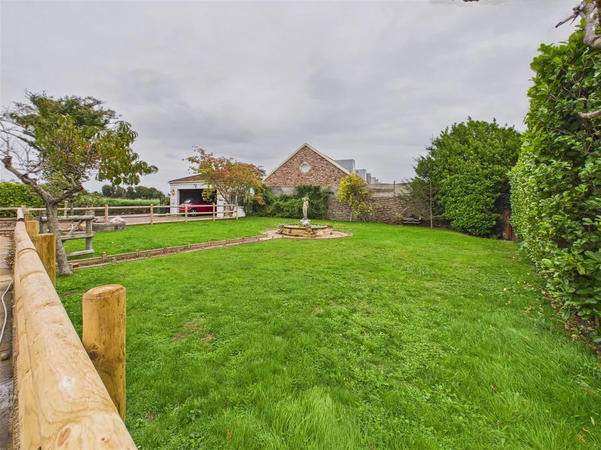Le vieux beaumont st peter 35021781 cam05512 g0 pr0087 still011