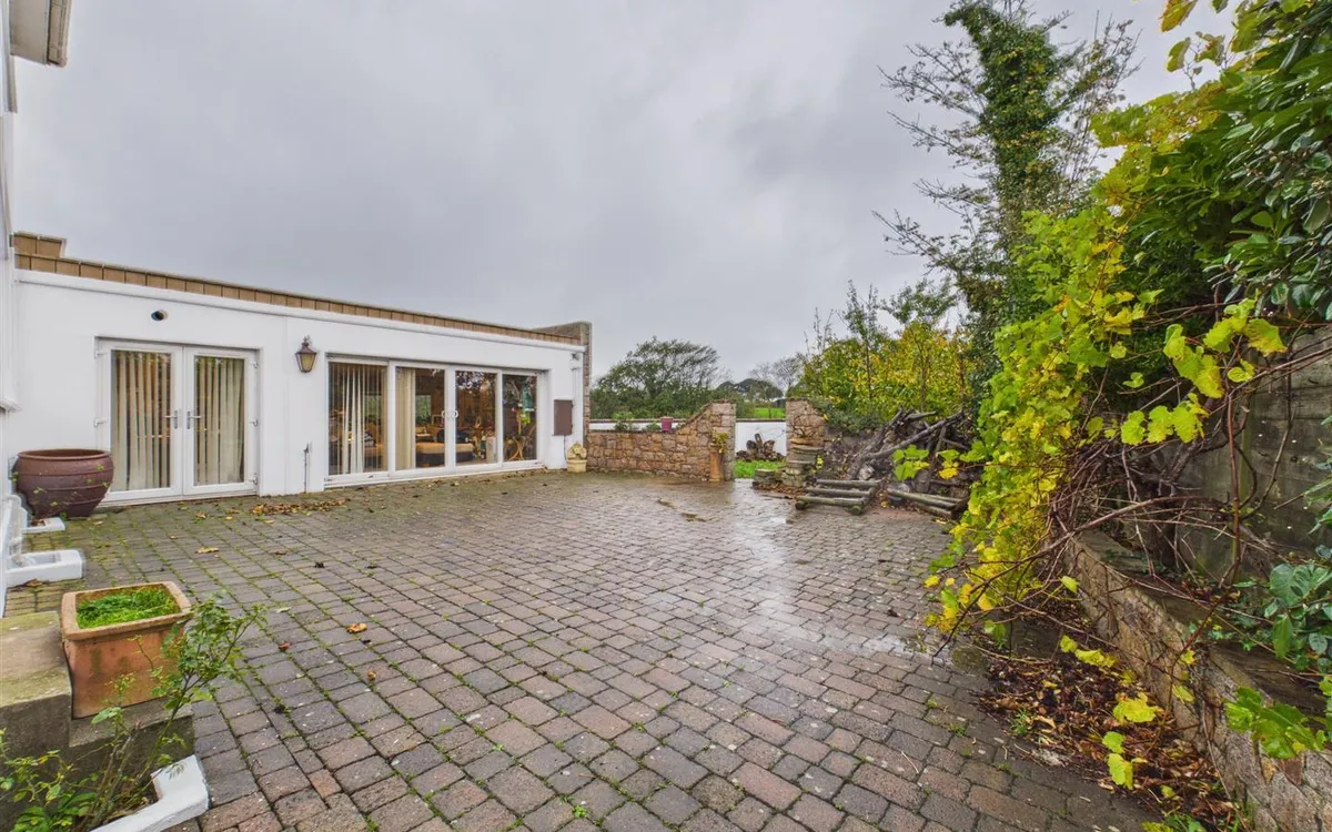 Le vieux beaumont st peter 35021781 cam05512 g0 pr0087 still035