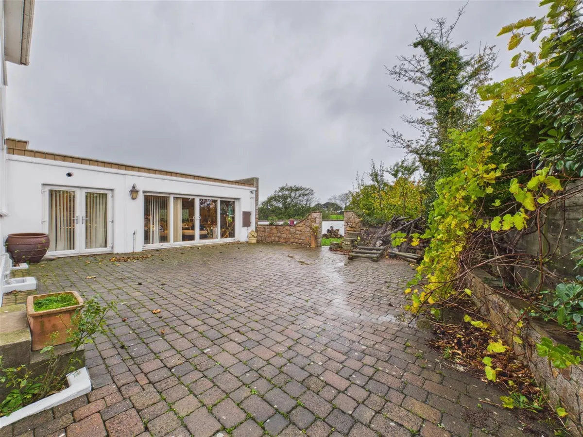 Le vieux beaumont st peter 35021781 cam05512 g0 pr0087 still035