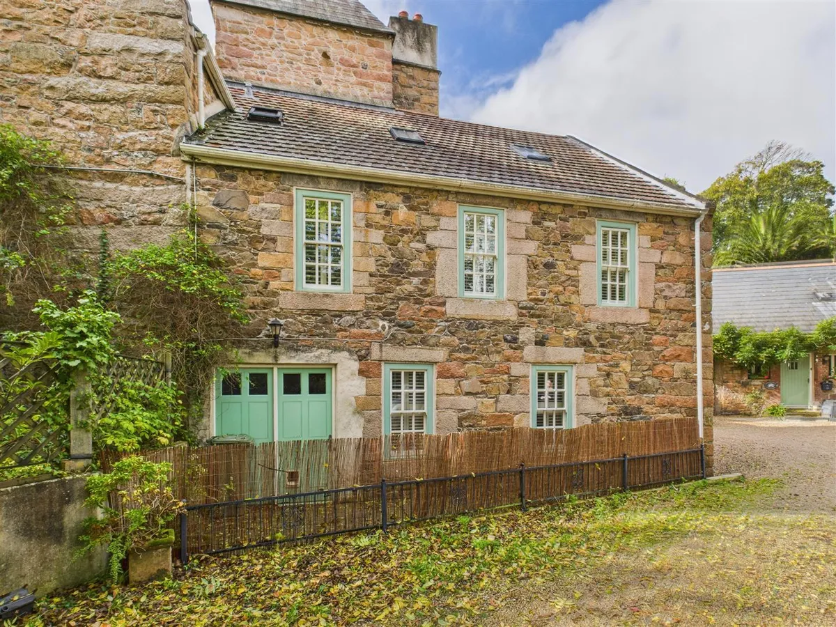 Mont a l abbe manor 34252766 cam05512 g0 pr0027 still015