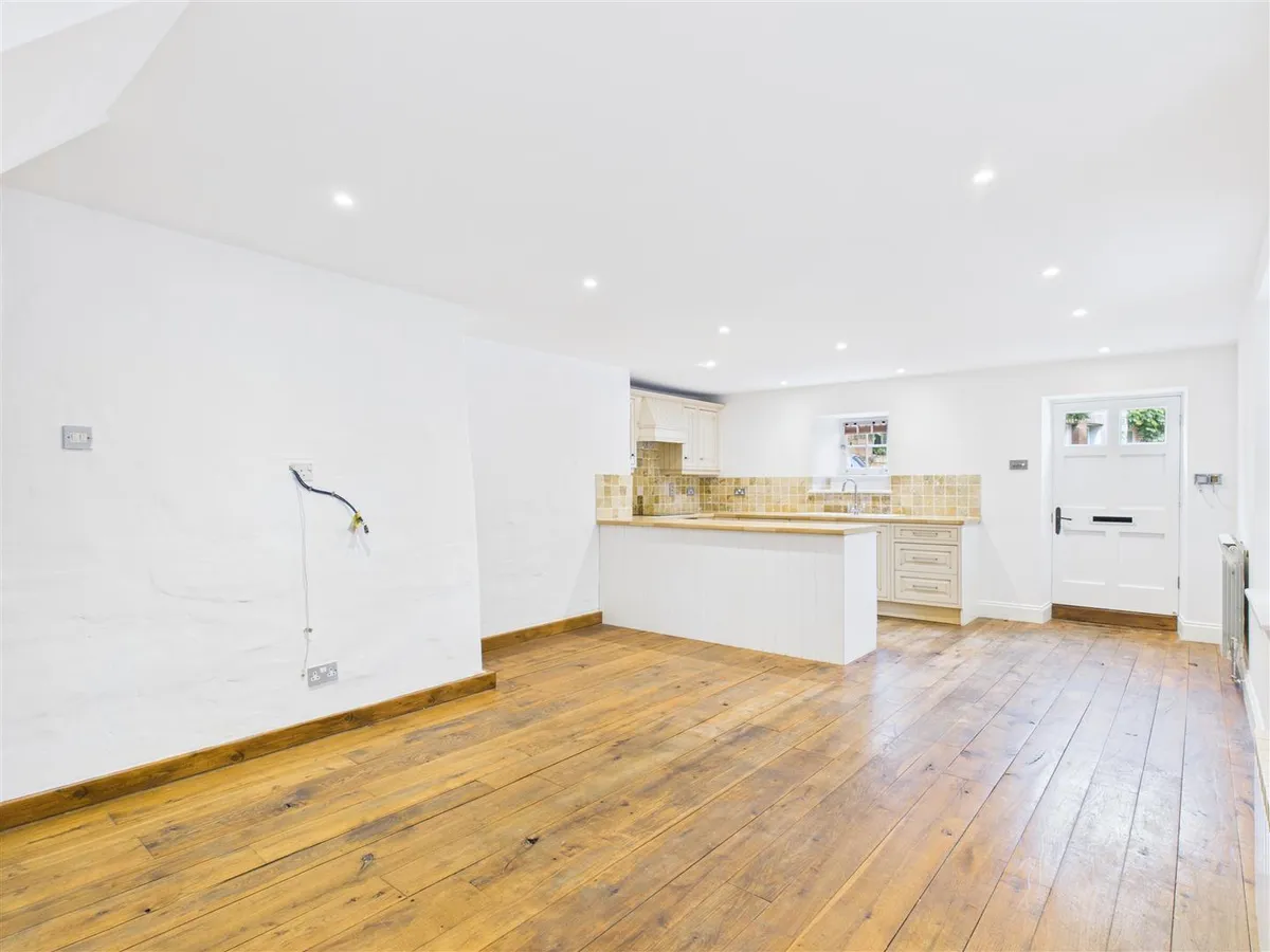 Mont a l abbe manor 34252766 cam05512 g0 pr0027 still004